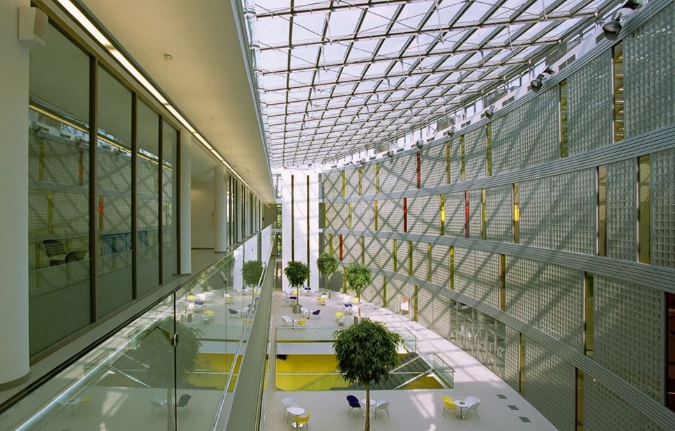 Vnitřní atrium univerzitní knihovny ve Zlíně